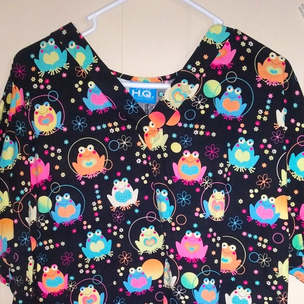 Womens HQ frog theme scrub top XL black colorful